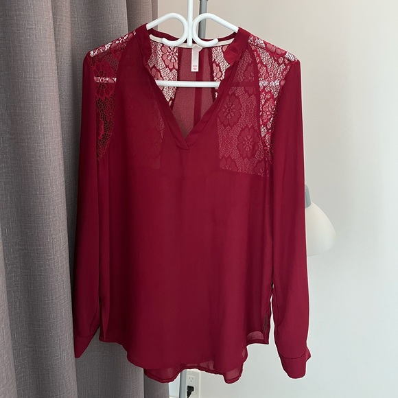 Red blouse with lace details - Picture 2 of 3